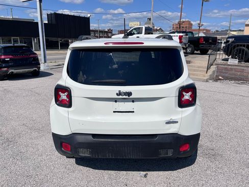 Used 2015 Jeep Renegade Latitude FWD image 4