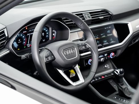 Certified 2025 Audi Q3 2.0T Premium image 9