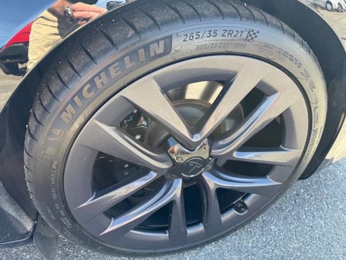 Used 2021 Tesla Model S Plaid image 15