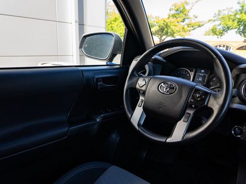 Used 2021 Toyota Tacoma TRD Off-Road w/ Technology Package AWD/4WD image 12