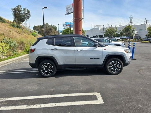 Used 2024 Jeep Compass Trailhawk image 8