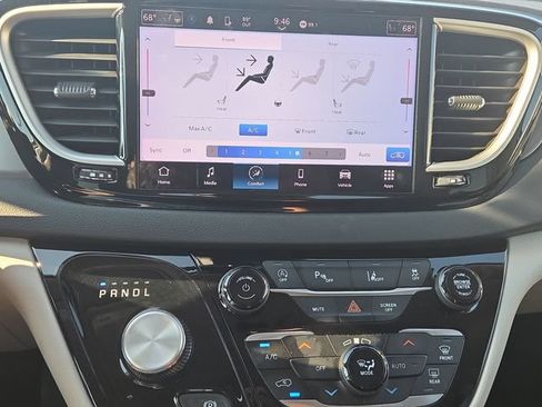 Used 2023 Chrysler Pacifica Touring-L FWD image 18