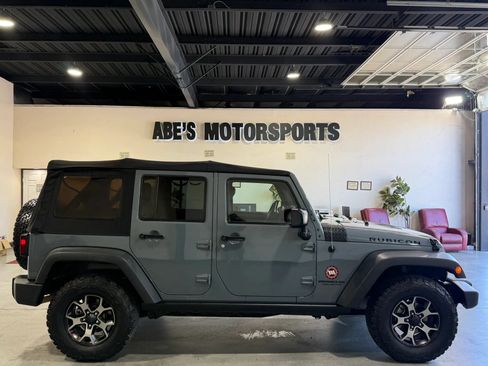 Used 2015 Jeep Wrangler Unlimited Rubicon w/ Connectivity Group AWD/4WD image 4