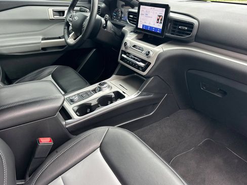 Used 2023 Ford Explorer XLT w/ Equipment Group 202A AWD/4WD image 16