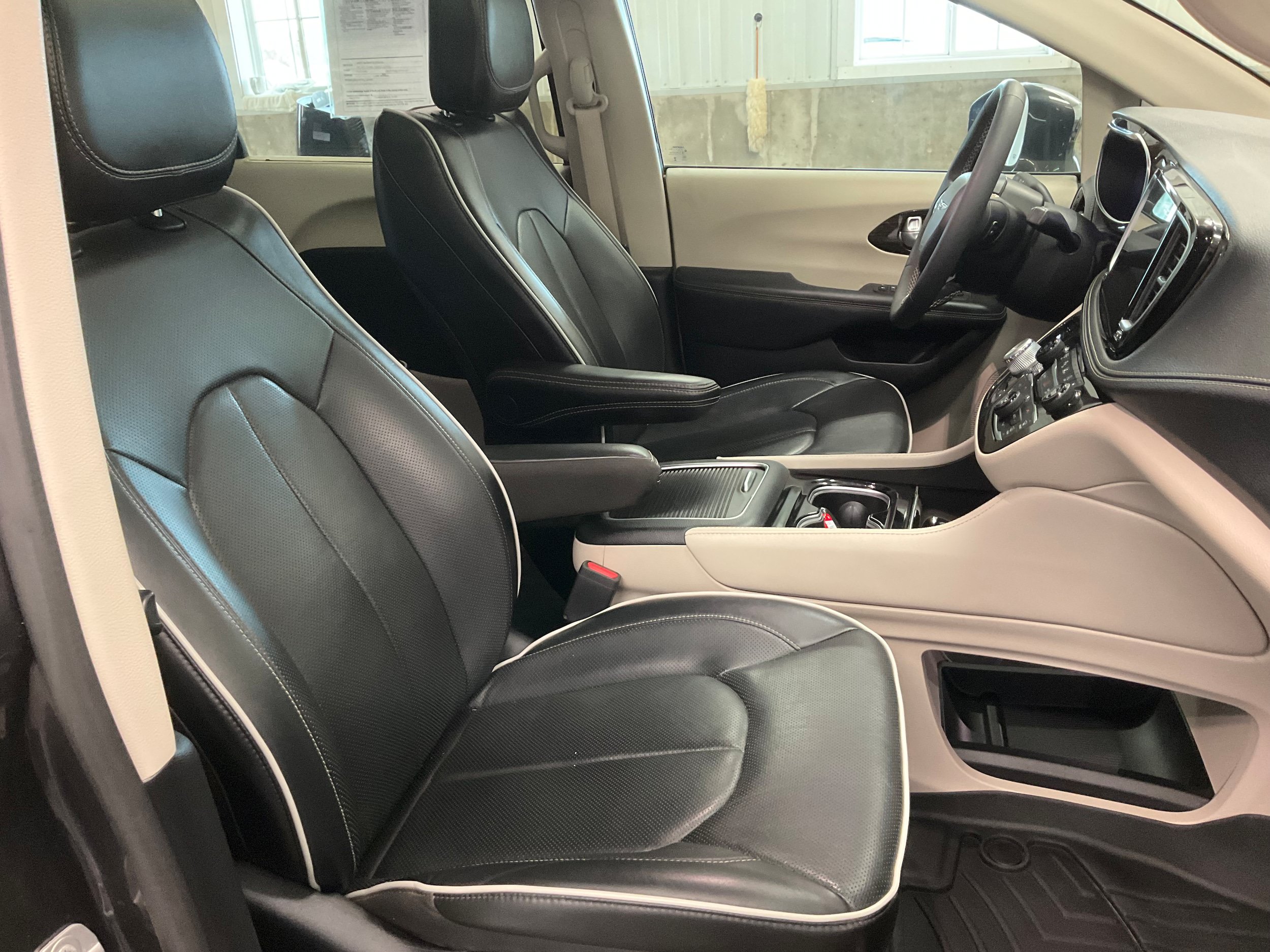 Used 2022 Chrysler Pacifica Limited AWD/4WD image 32