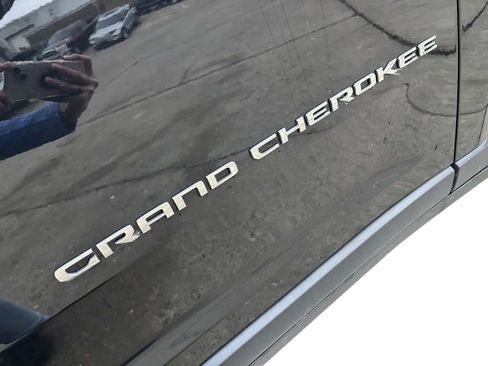 Used 2023 Jeep Grand Cherokee Limited w/ Luxury Tech Group II image 9