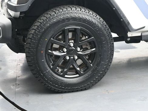 Used 2023 Jeep Gladiator Sport AWD/4WD image 12