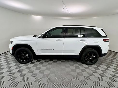 Used 2024 Jeep Grand Cherokee Limited w/ Black Appearance Package image 2