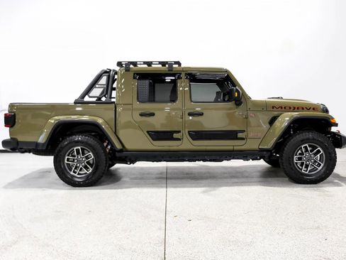 Used 2025 Jeep Gladiator Mojave w/ Convenience Group AWD/4WD image 5