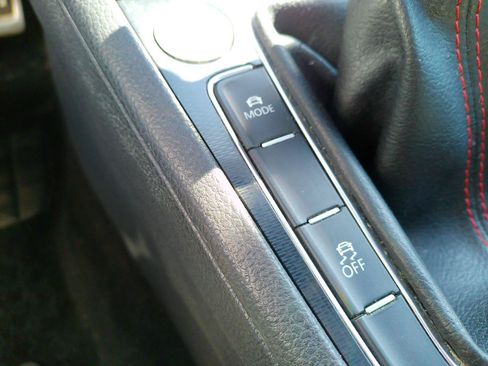 Used 2015 Volkswagen Golf 4-Door FWD image 12