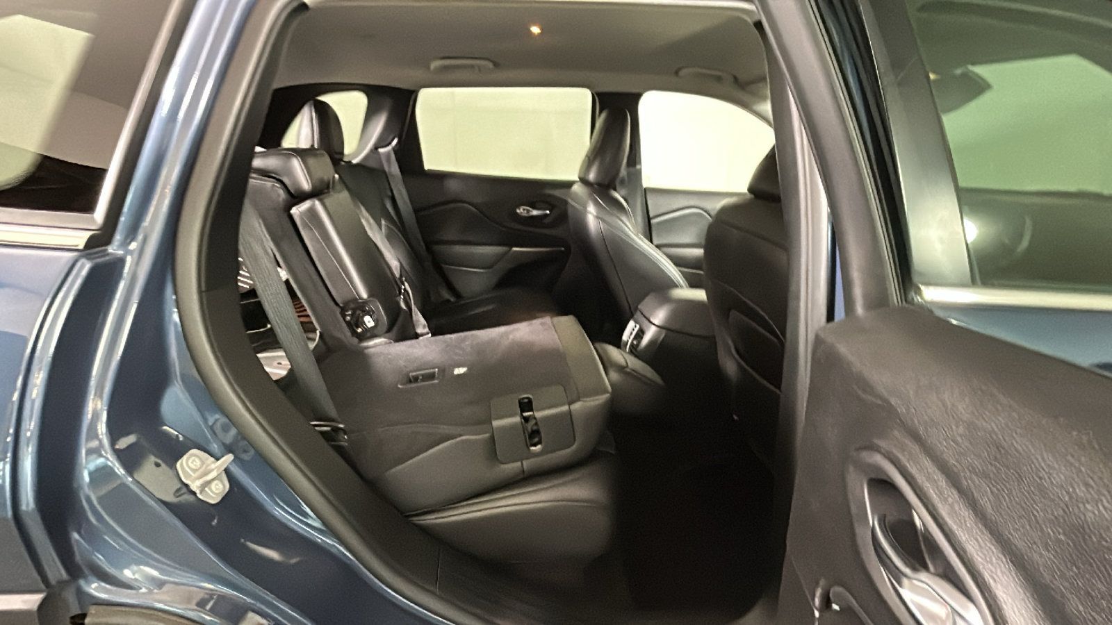 Used 2020 Jeep Cherokee Limited AWD/4WD image 34