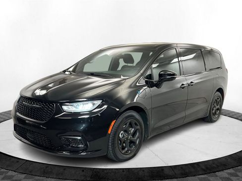 Used 2024 Chrysler Pacifica Limited w/ Uconnect Theater Family Group image 1