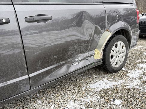 Used 2019 Dodge Grand Caravan SE w/ UConnect Hands-Free Group image 2