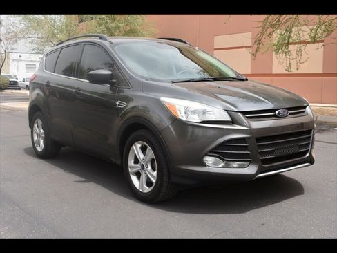 Used 2016 Ford Escape SE w/ Equipment Group 201A FWD image 2