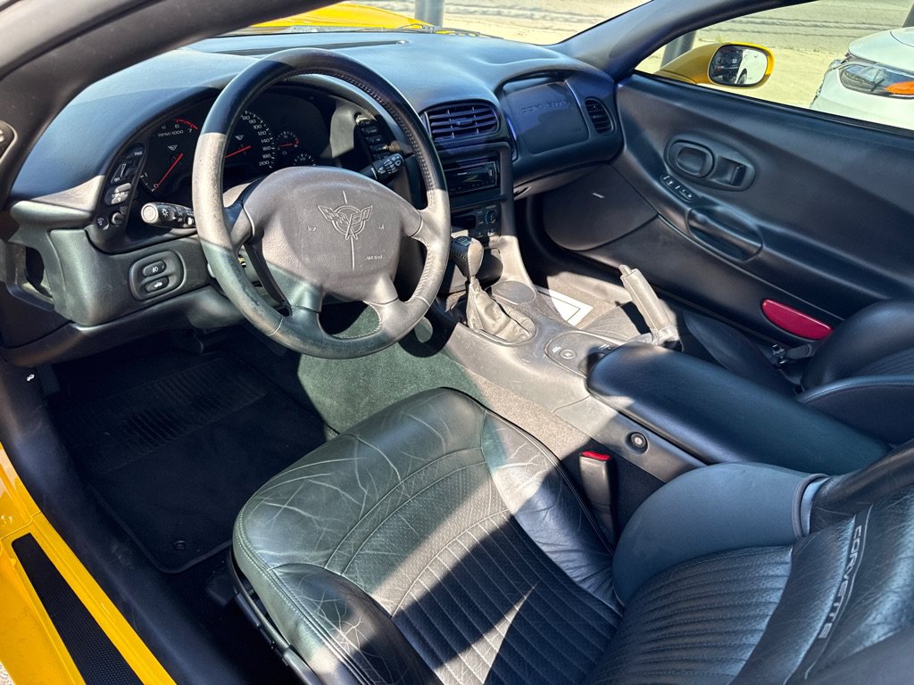 Used 2000 Chevrolet Corvette Coupe w/ Roof Pkg RWD image 11