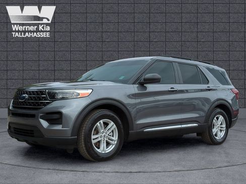 Used 2021 Ford Explorer XLT image 1