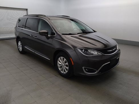 Used 2017 Chrysler Pacifica Touring-L image 11