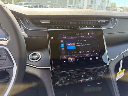 New 2025 Jeep Grand Cherokee Laredo image 17