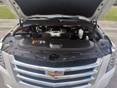 Used 2018 Cadillac Escalade ESV Premium Luxury AWD/4WD image 45