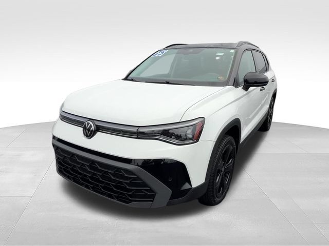 Used 2025 Volkswagen Taos SE AWD/4WD image 2