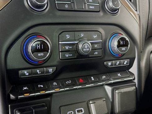 Used 2021 Chevrolet Silverado 1500 High Country w/ Technology Package image 16