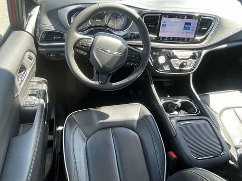 Used 2025 Chrysler Pacifica Limited FWD image 13