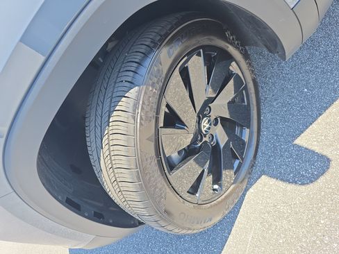 Used 2024 Volkswagen Atlas Cross Sport SE w/ Panoramic Sunroof Package image 31