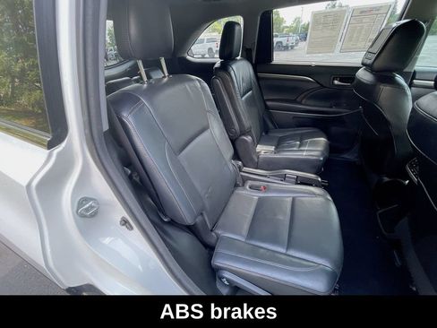Used 2017 Toyota Highlander Limited AWD/4WD image 19