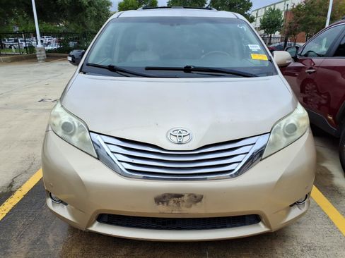 Used 2013 Toyota Sienna Limited w/ Premium Pkg AWD/4WD image 2