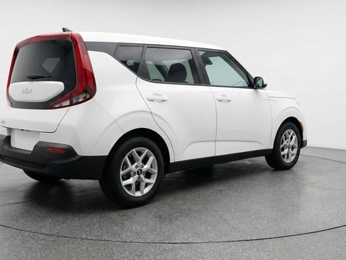 Used 2025 Kia Soul LX w/ LX Technology Package FWD image 9
