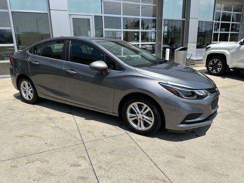 Used 2018 Chevrolet Cruze LT w/ Convenience Package FWD image 2