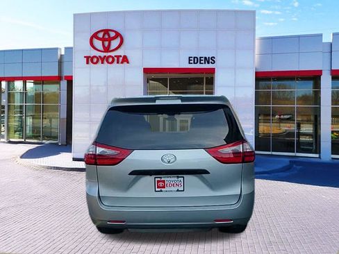 Used 2020 Toyota Sienna L image 4