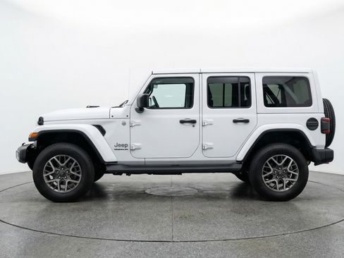 Used 2025 Jeep Wrangler Sahara image 5