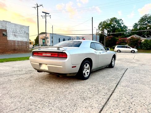 Used 2010 Dodge Challenger SE RWD image 8