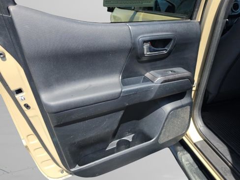 Used 2016 Toyota Tacoma TRD Sport image 21