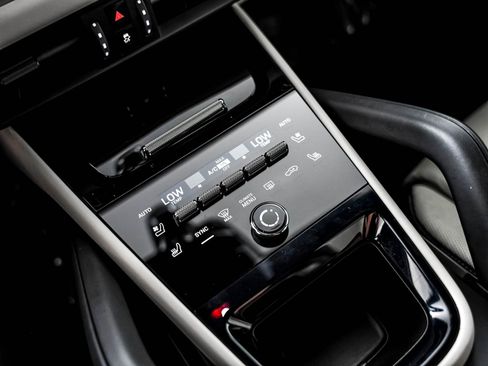 Certified 2024 Porsche Cayenne AWD/4WD image 20