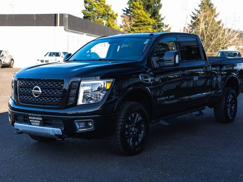 Used 2018 Nissan Titan PRO-4X image 4