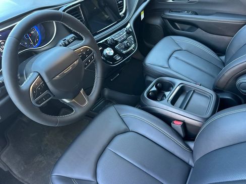 New 2027 Chrysler Pacifica Select FWD image 10