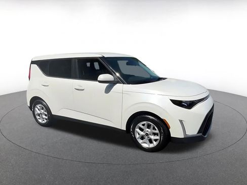 Used 2025 Kia Soul LX w/ LX Technology Package FWD image 2