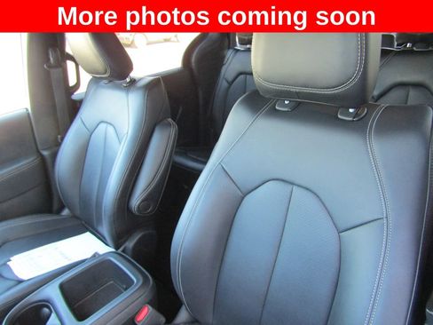 Used 2025 Chrysler Pacifica Select FWD image 13