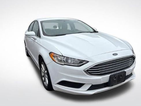 Used 2017 Ford Fusion SE w/ Fusion SE Technology Package FWD image 3
