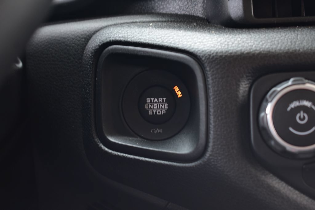 Used 2025 Jeep Gladiator Sport AWD/4WD image 34