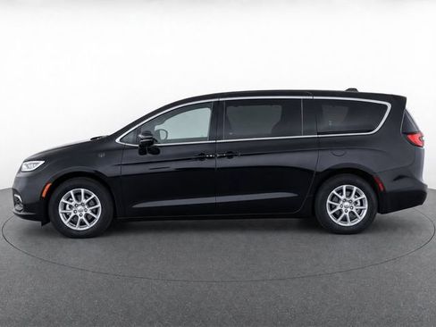 Used 2023 Chrysler Pacifica Touring-L FWD image 4