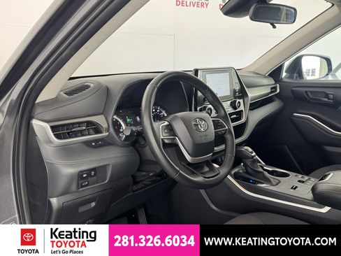 Used 2025 Toyota Highlander LE FWD image 13