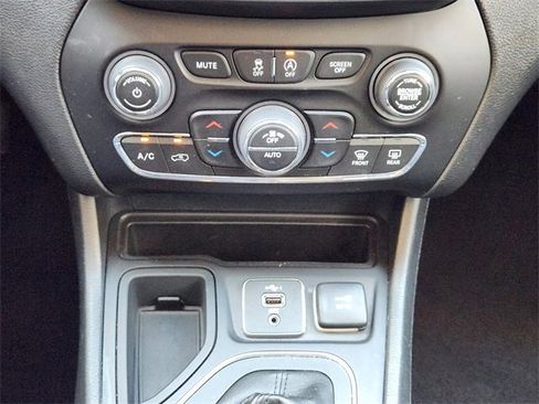 Used 2022 Jeep Cherokee Latitude Lux w/ Sun & Sound Group image 18