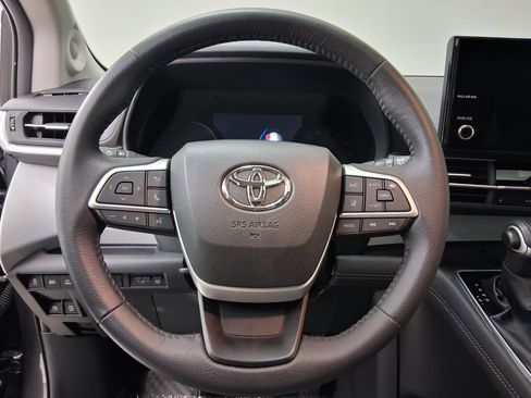 Used 2025 Toyota Sienna XLE w/ XLE Plus Package FWD image 9