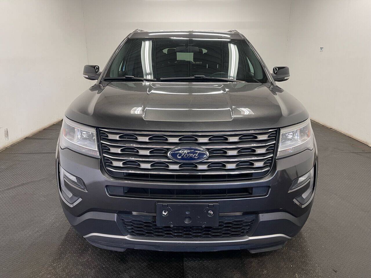 Used 2017 Ford Explorer XLT FWD image 2