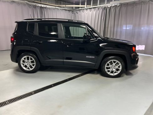 Used 2019 Jeep Renegade Latitude w/ Cold Weather Group FWD image 8