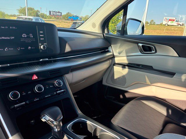 Used 2023 Kia Carnival LX FWD image 12