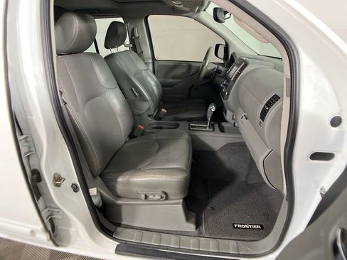 Used 2019 Nissan Frontier SL image 6